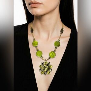 Stunning Green Floral Necklace!